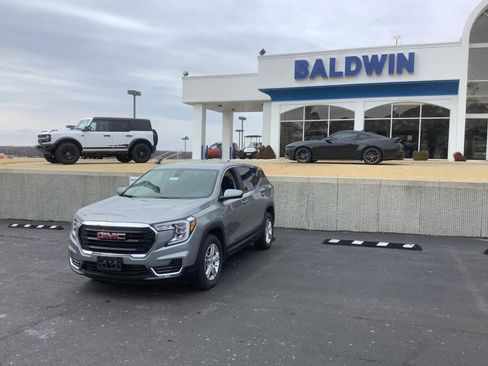 Used 2024 GMC Terrain SLE image 3