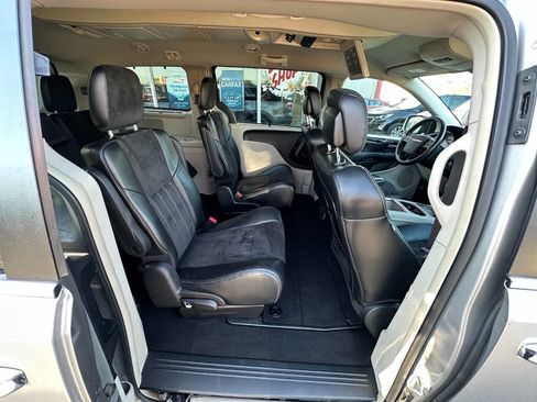 Used 2015 Chrysler Town & Country Limited image 22