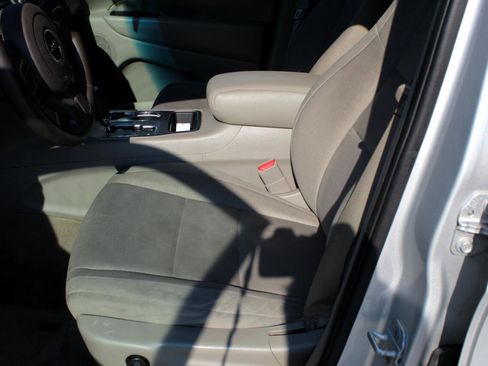 Used 2011 Jeep Grand Cherokee Laredo image 14