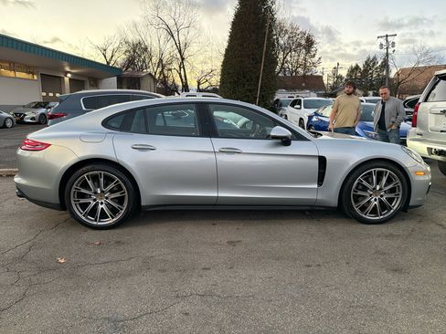 Used 2019 Porsche Panamera 4 image 6