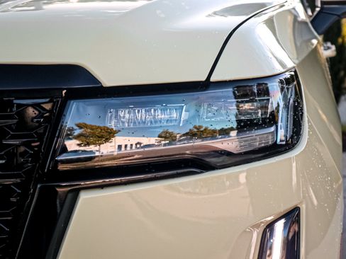 Used 2024 Cadillac Escalade Premium Luxury image 6