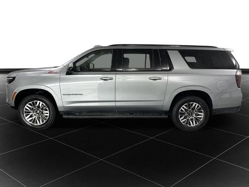 Used 2025 Chevrolet Suburban Z71 AWD/4WD image 2
