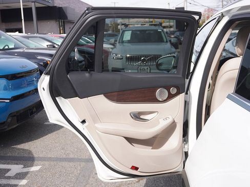 Used 2021 Mercedes-Benz GLC 300 4MATIC image 25