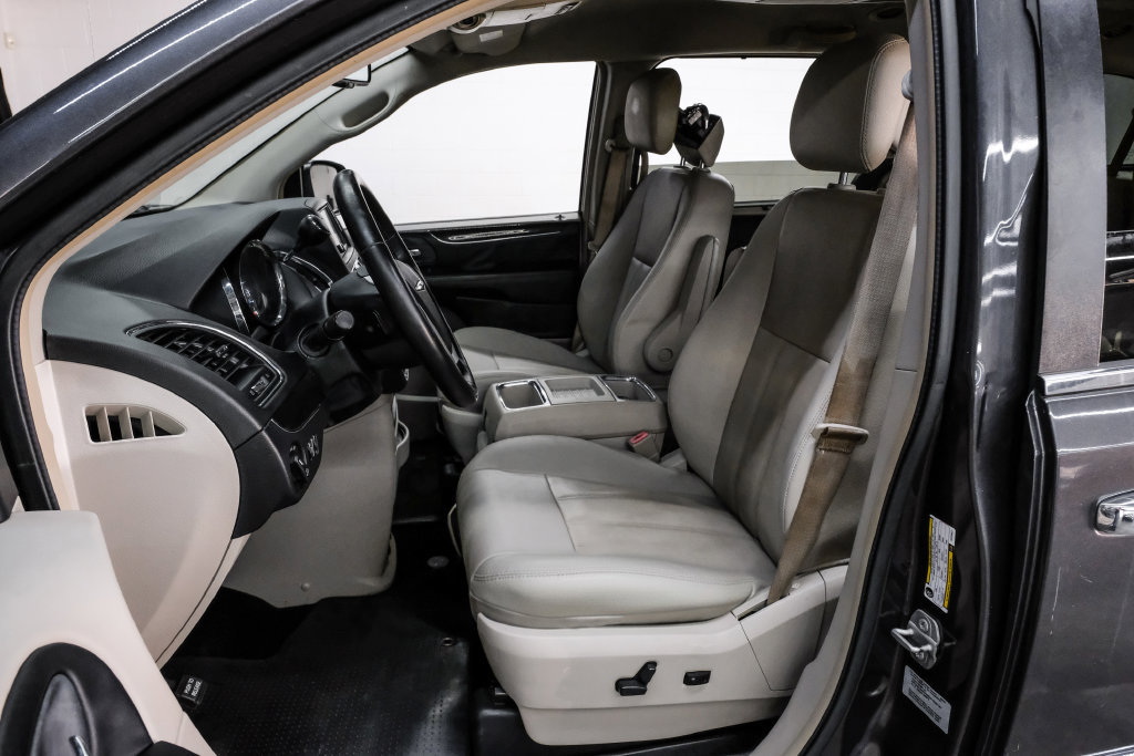 Used 2015 Chrysler Town & Country Touring w/ Driver Convenience Group FWD image 34