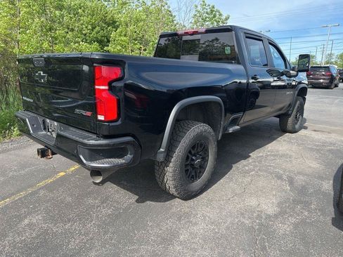 Used 2024 Chevrolet Silverado 2500 ZR2 w/ Technology Package AWD/4WD image 2