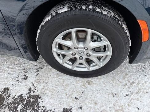 Used 2024 Chrysler Pacifica Touring image 42