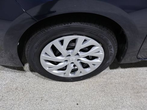 Used 2018 Toyota Corolla LE w/ Carpet Mat Package (TMS) FWD image 9