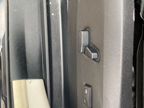 Used 2013 Chrysler Town & Country Touring image 16