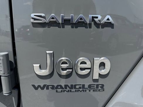 Used 2022 Jeep Wrangler Unlimited Sahara AWD/4WD image 32