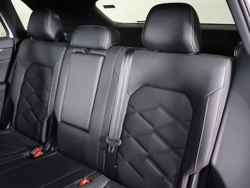 Used 2025 Volkswagen Atlas Cross Sport SE FWD image 29