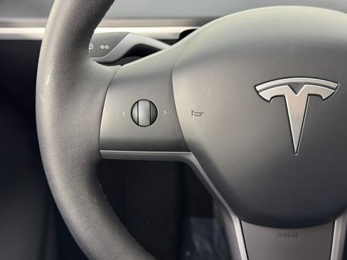 Used 2025 Tesla Model Y Long Range image 19