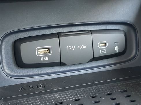 New 2025 Hyundai Venue Limited image 28