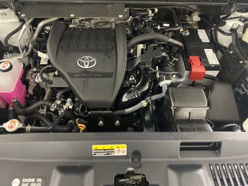 Used 2024 Toyota Highlander XLE AWD/4WD image 36