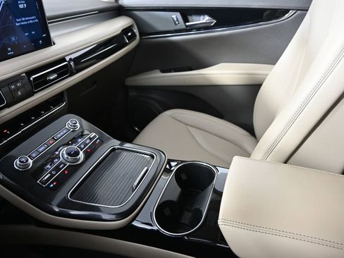 Used 2022 Lincoln Nautilus AWD w/ Premium Package image 33