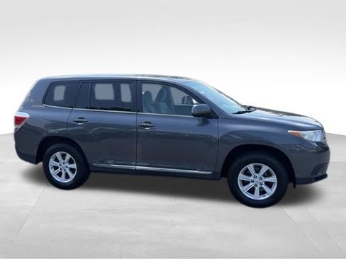 Used 2013 Toyota Highlander FWD w/ Cold Weather Pkg image 28