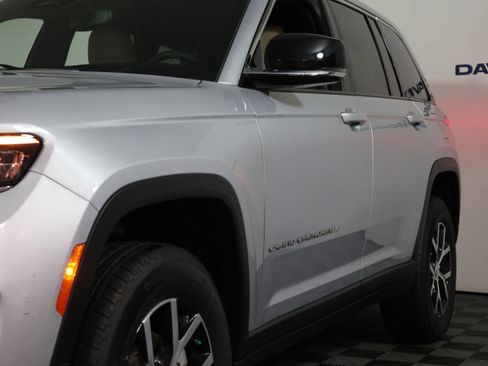 Used 2024 Jeep Grand Cherokee Limited image 11