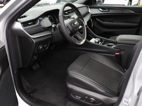New 2025 Jeep Grand Cherokee L Altitude image 10