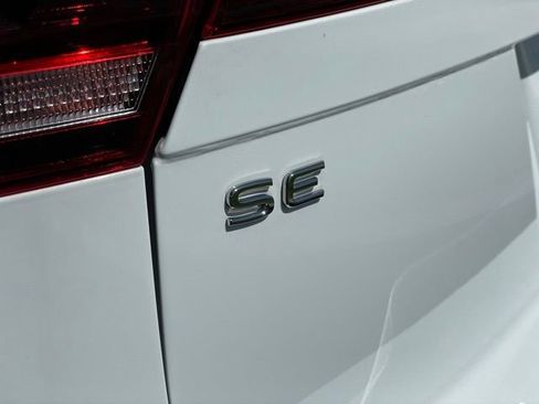 Used 2022 Volkswagen Tiguan SE R-Line image 33