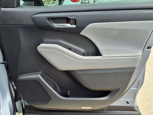 Used 2022 Toyota Highlander XLE FWD image 13