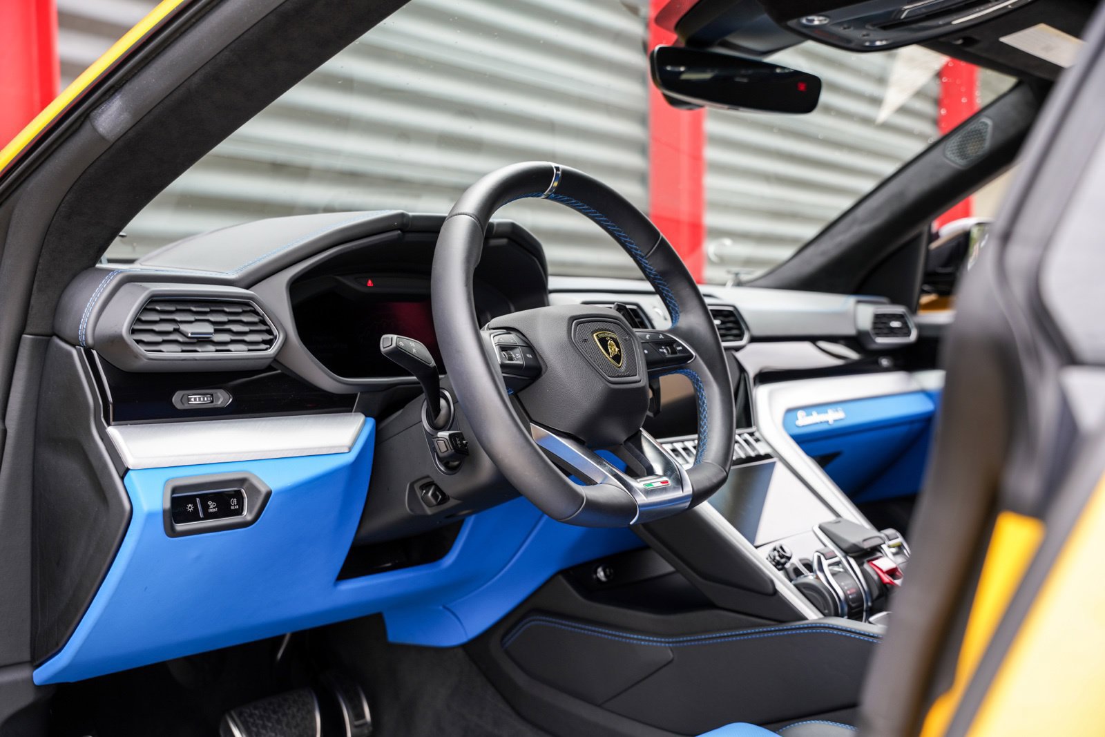 Used 2021 Lamborghini Urus AWD/4WD image 23