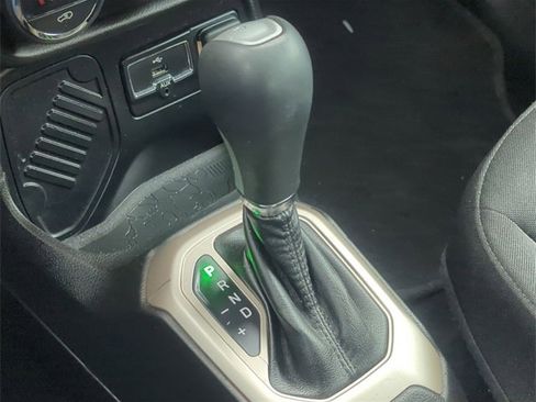 Used 2015 Jeep Renegade Latitude w/ Popular Equipment Group image 19