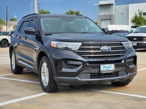 Used 2022 Ford Explorer XLT image 3