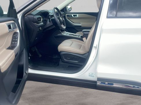 Used 2023 Ford Explorer XLT w/ Equipment Group 202A AWD/4WD image 11