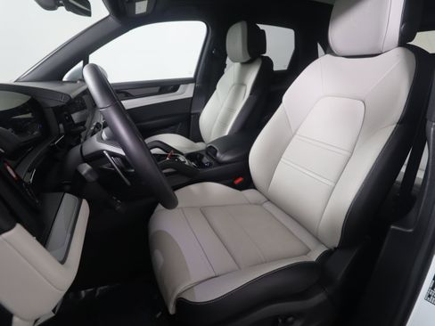 Used 2025 Porsche Cayenne image 5