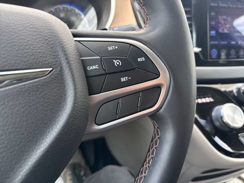 Used 2017 Chrysler Pacifica Touring-L FWD image 33