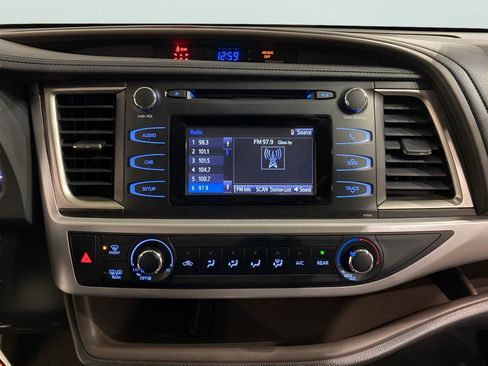 Used 2017 Toyota Highlander LE image 17