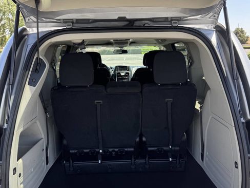 Used 2015 Chrysler Town & Country Touring FWD image 14