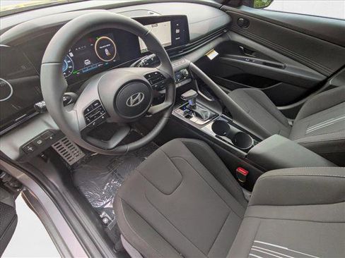 New 2025 Hyundai Elantra SEL image 3