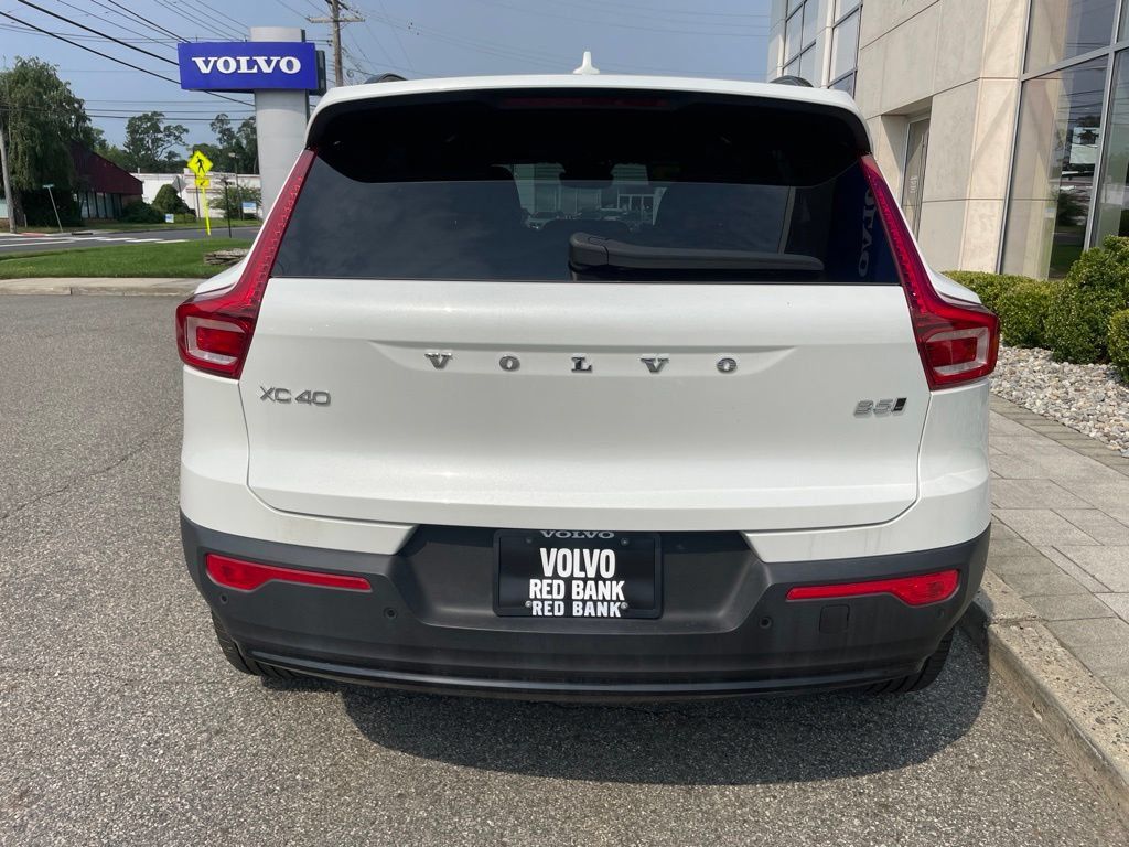 Used 2025 Volvo XC40 B5 Plus AWD/4WD image 4