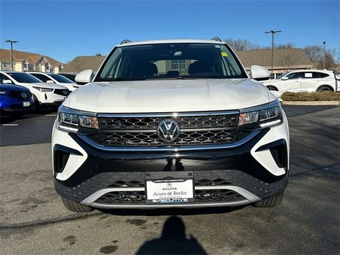 Used 2024 Volkswagen Taos SE w/ Panoramic Sunroof Package image 6