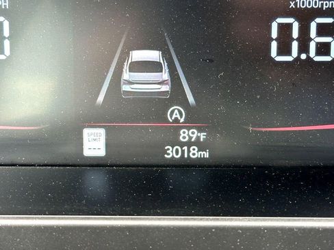 Used 2025 Hyundai Elantra SE w/ Cargo Package image 27