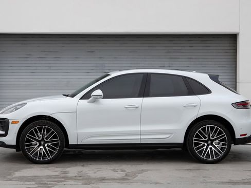 Certified 2024 Porsche Macan image 2
