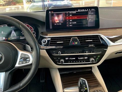 Used 2021 BMW 530e w/ M Sport Package image 6