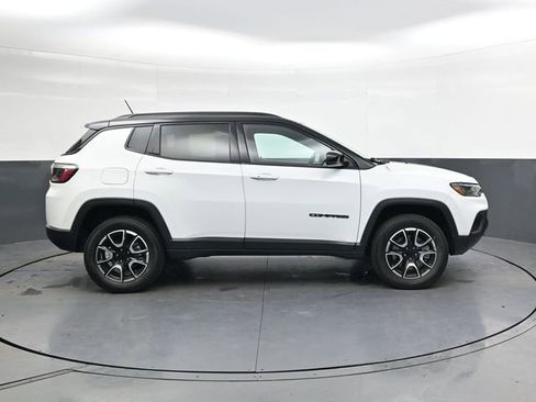 Used 2024 Jeep Compass Trailhawk image 3