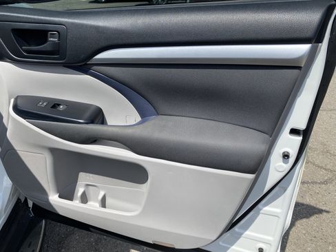 Used 2018 Toyota Highlander LE FWD image 25