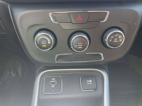 Used 2018 Jeep Compass Latitude FWD image 27
