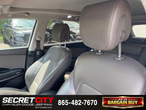 Used 2017 Hyundai Santa Fe FWD image 11