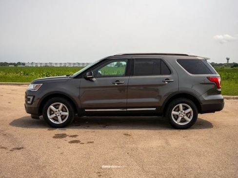 Used 2017 Ford Explorer XLT AWD/4WD image 4