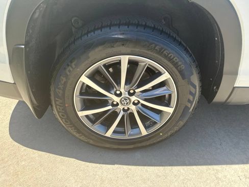 Used 2019 Toyota Highlander XLE AWD/4WD image 14