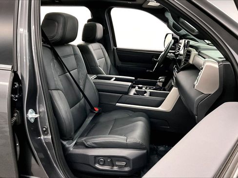 Used 2025 Toyota Tundra Limited AWD/4WD image 8