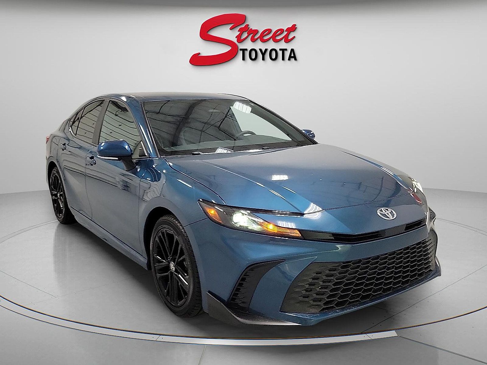 Used 2026 Toyota Camry SE FWD image 5