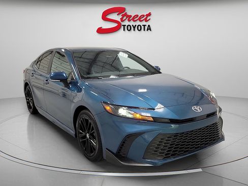 Used 2026 Toyota Camry SE FWD image 5