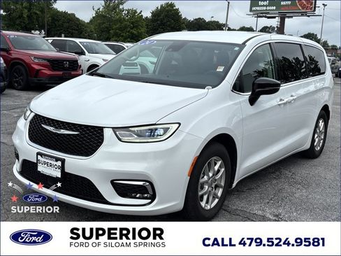 Used 2024 Chrysler Pacifica Touring-L FWD image 12