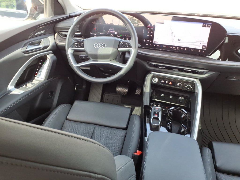Used 2025 Audi Q5 Premium Plus w/ Premium Plus AWD/4WD image 6