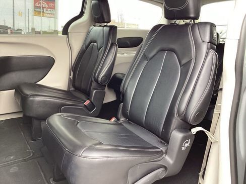 Used 2024 Chrysler Pacifica Touring-L image 16