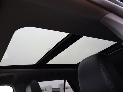 Used 2022 Ford Explorer XLT w/ Equipment Group 202A image 27